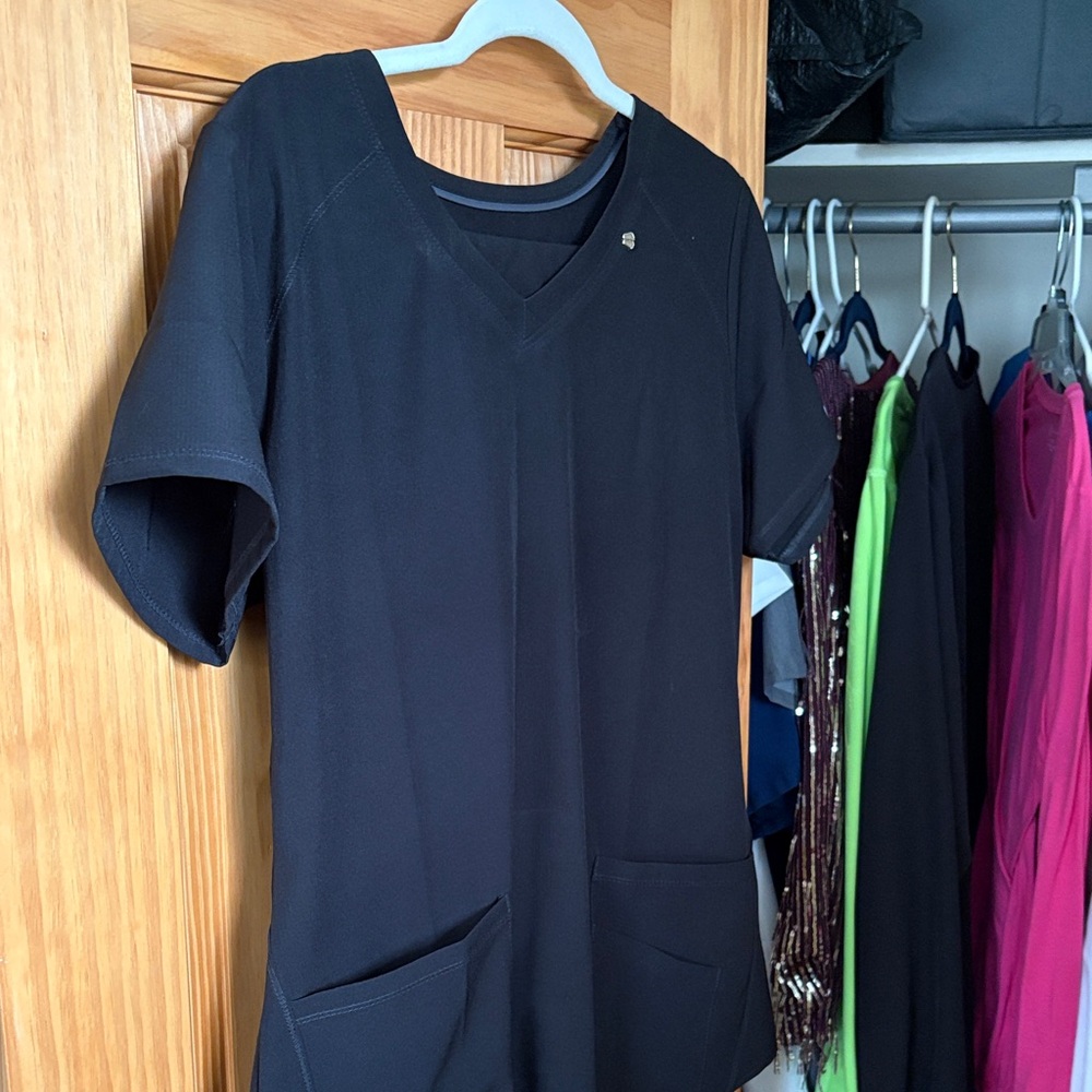 Skechers by Barco Black Short Sleeve Scrub Set V-Neck Top medium- pants small